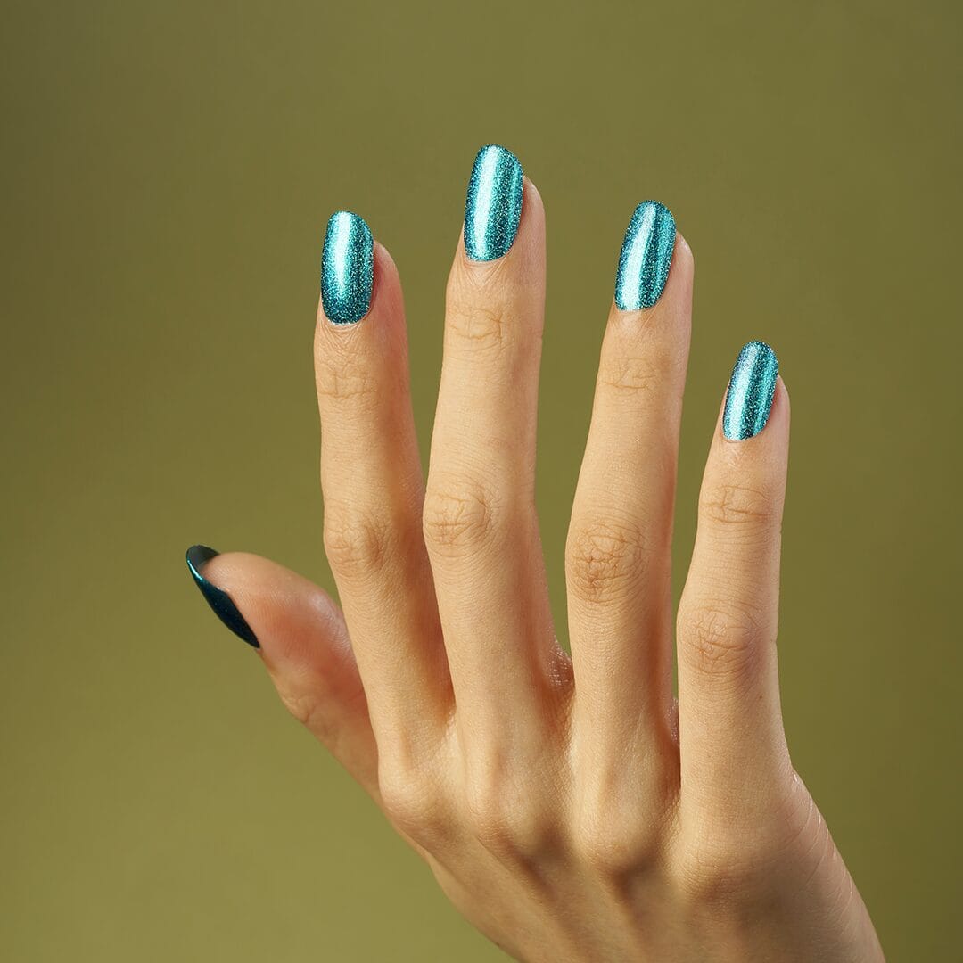 446328_CND_2024_FALL24_DYNAMICDUALITY_COBRANDED_HAND_TEALTRICITY_RGB_3000x4500_REV02